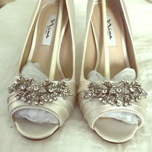 GORGEOUS IVORY BRIDAL SHOE